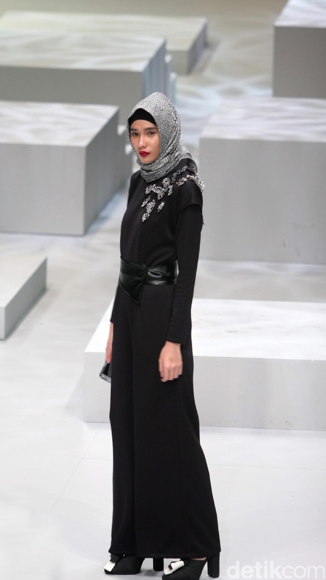 Busana Terbaru Zaskia Sungkar yang mengusung tema Kilau Indonesia Fashion Week 2017 di Jakarta Convention Center. Senayan. Jakarta. [Foto: Mohammad Abduh/Wolipop]