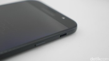 Ada yang unik di mana speaker terletak di sisi kanan atas, tidak di bawah seperti umumnya smartphone. Di bawah speaker itu terletak tombol power. Tampak pula kamera depan 16 megapixel yang akan memuaskan pecinta selfie. Foto: detikINET - Anggoro Suryo Jati