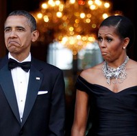 Michelle Obama sesekali mempercantik keindahan bahunya dengan statement necklace. Foto: Pete Souza