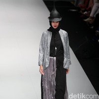 Busana Terbaru Zaskia Sungkar yang mengusung tema Kilau Indonesia Fashion Week 2017 di Jakarta Convention Center. Senayan. Jakarta. [Foto: Mohammad Abduh/Wolipop]