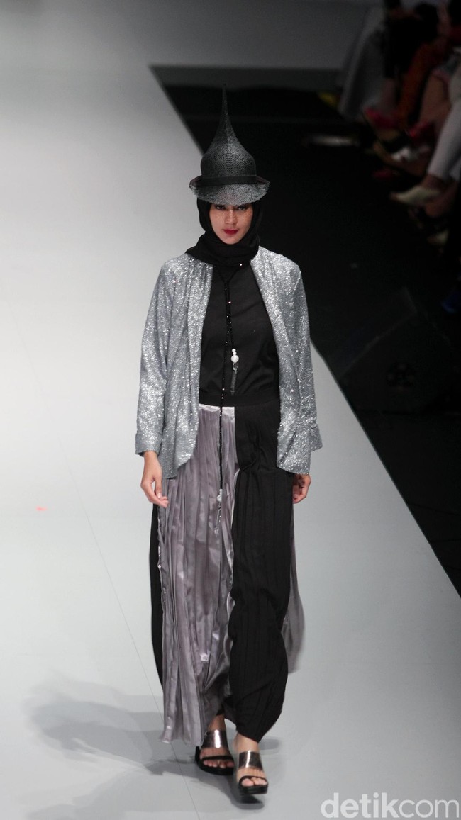 Busana Terbaru Zaskia Sungkar yang mengusung tema Kilau Indonesia Fashion Week 2017 di Jakarta Convention Center. Senayan. Jakarta. [Foto: Mohammad Abduh/Wolipop]