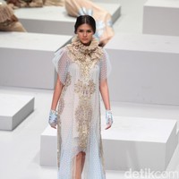 koleksi busana Malik Moestaram mengangkat tema Flow de La Vida Indonesia Fashion Week 2017. di Jakarta Convention Center. Senayan. Jakarta. [Foto: Mohammad Abduh/Wolipop]