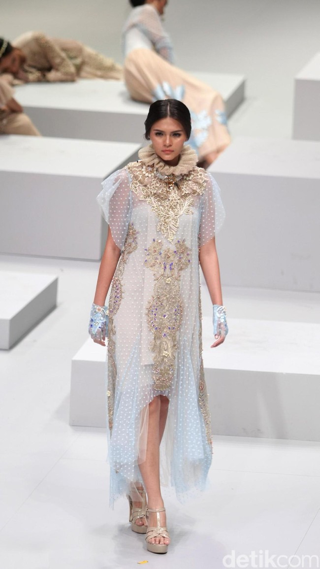 koleksi busana Malik Moestaram mengangkat tema Flow de La Vida Indonesia Fashion Week 2017. di Jakarta Convention Center. Senayan. Jakarta. [Foto: Mohammad Abduh/Wolipop]