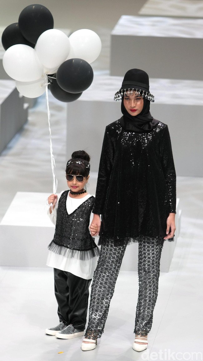 Busana Terbaru Zaskia Sungkar yang mengusung tema Kilau Indonesia Fashion Week 2017 di Jakarta Convention Center. Senayan. Jakarta. [Foto: Mohammad Abduh/Wolipop]