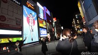 Latar belakang Glico Man yang sangat ikonik di Osaka. Berfoto di depannya merupakan hal wajib ketika singgah ke Osaka (Andi/detikTravel)