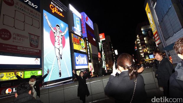 Wisatawan yang berfoto di depan papan neon Glico (Andi/detiktravel)