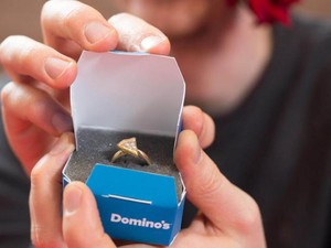 Gerai Pizza Ini Adakan Kompetisi Berhadiah Cincin Pizza untuk Lamar Kekasih
