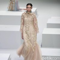 koleksi busana Malik Moestaram mengangkat tema Flow de La Vida Indonesia Fashion Week 2017. di Jakarta Convention Center. Senayan. Jakarta. [Foto: Mohammad Abduh/Wolipop]