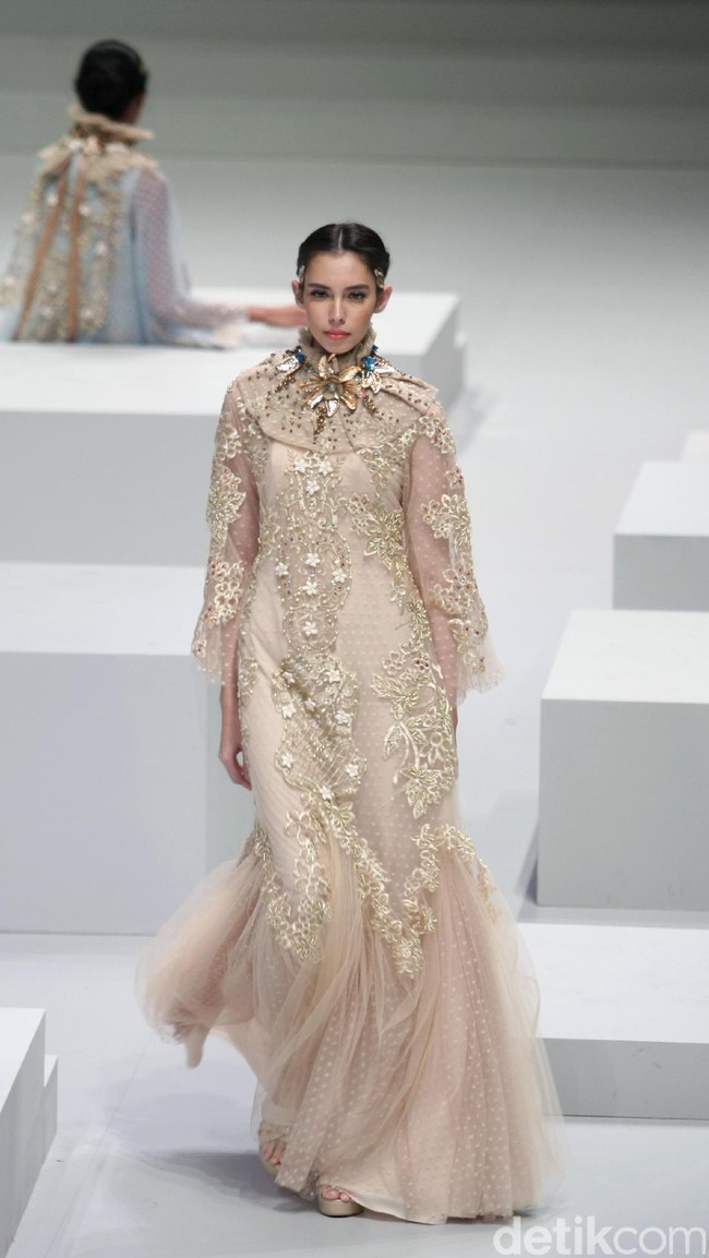 koleksi busana Malik Moestaram mengangkat tema Flow de La Vida Indonesia Fashion Week 2017. di Jakarta Convention Center. Senayan. Jakarta. [Foto: Mohammad Abduh/Wolipop]