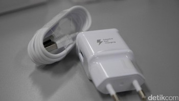 Ini adalah perangkat charger yang mendukung fast charging. Sementara kabelnya adalah USB Type C. Foto: detikINET - Anggoro Suryo Jati