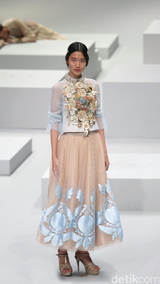 koleksi busana Malik Moestaram mengangkat tema Flow de La Vida Indonesia Fashion Week 2017. di Jakarta Convention Center. Senayan. Jakarta. [Foto: Mohammad Abduh/Wolipop]