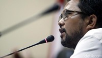 Untuk permasalahan ketiga, soal aktivitas politik uang. Mendekati hari pencoblosan, isu politik uang kian marak dengan segala bentuk. Misal, aktivitas politik uang dengan modus pemberian terhadap pemilih saat menuju Tempat Pemungutan Suara (TPS). Permasalahan keempat atau yang terakhir, Bawaslu menyebut adanya keterlibatan aparat dalam Pilkada serentak mendatang.