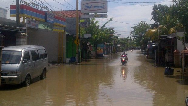 Banjir masih menggenangi pemukiman warga.