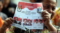 Ketua KPUD DKI Sumarno menunjukan surat suara yang rusak.