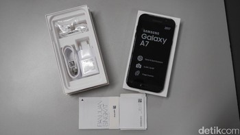 Tampak smartphone Galaxy A7 (2017) beserta petunjuk pemakaian, kartu garansi, charger, headset dan yang lainnya. Foto: detikINET - Anggoro Suryo Jati