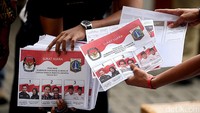 Surat suara yang rusak dan berlebih siap dibakar.