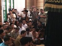 Datang Ke Makam Mbah Priok, Ahok Ziarah dan Minum Sarsaparila