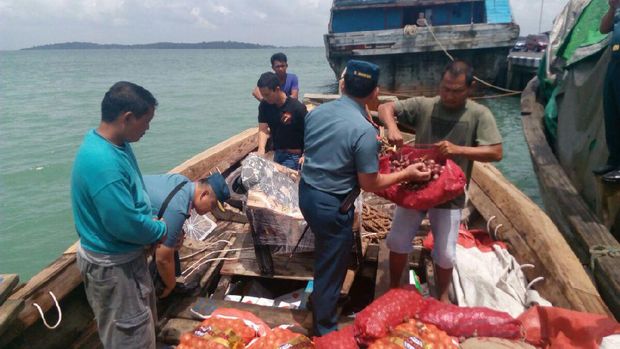 TNI AL Tangkap Kapal Bawa Bawang Merah dari Malaysia
