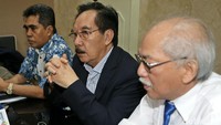 Antasari Azhar menggelar jumpa pers dengan didampingi adik Nasruddin Zulkarnaen, Andi Syamsuddin (kiri).