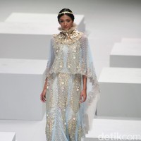 koleksi busana Malik Moestaram mengangkat tema Flow de La Vida Indonesia Fashion Week 2017. di Jakarta Convention Center. Senayan. Jakarta. [Foto: Mohammad Abduh/Wolipop]