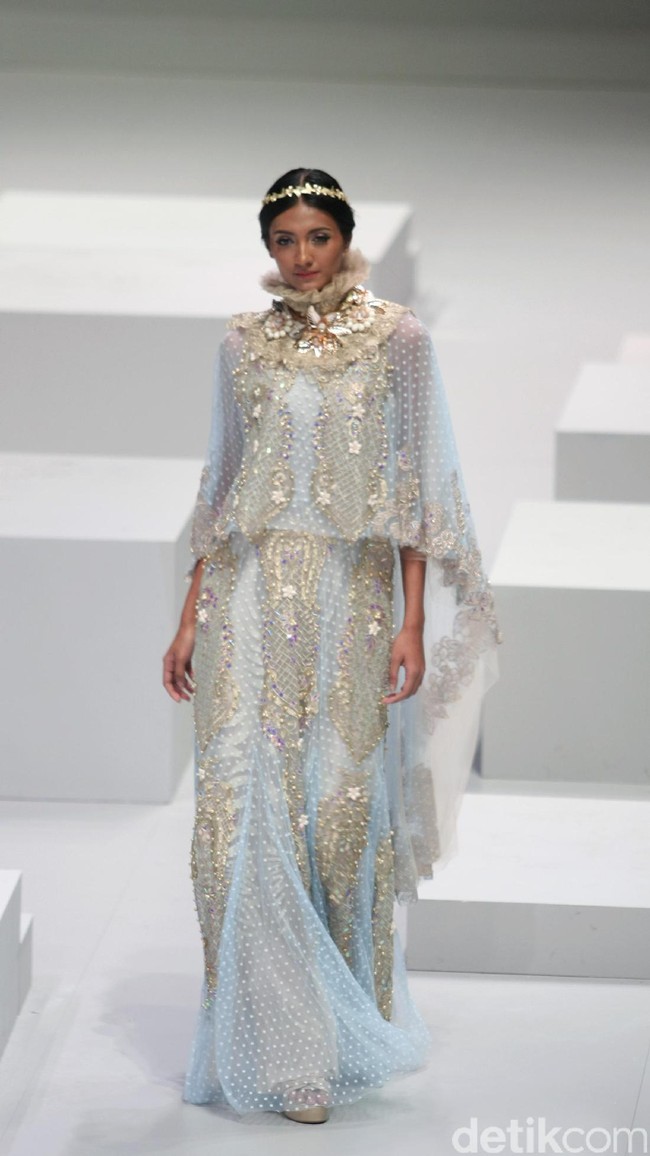 koleksi busana Malik Moestaram mengangkat tema Flow de La Vida Indonesia Fashion Week 2017. di Jakarta Convention Center. Senayan. Jakarta. [Foto: Mohammad Abduh/Wolipop]