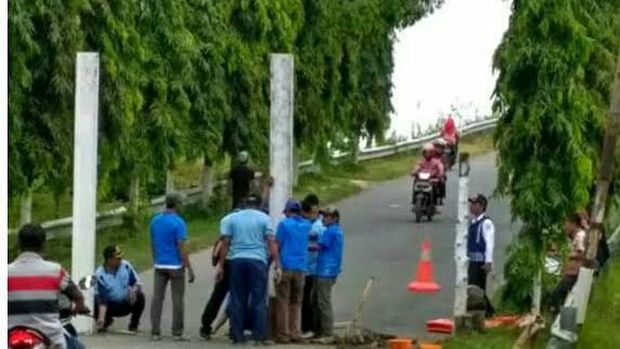 Saat pemasangan portal di mulut jembatan