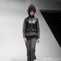 Busana Terbaru Zaskia Sungkar yang mengusung tema Kilau Indonesia Fashion Week 2017 di Jakarta Convention Center. Senayan. Jakarta. [Foto: Mohammad Abduh/Wolipop]