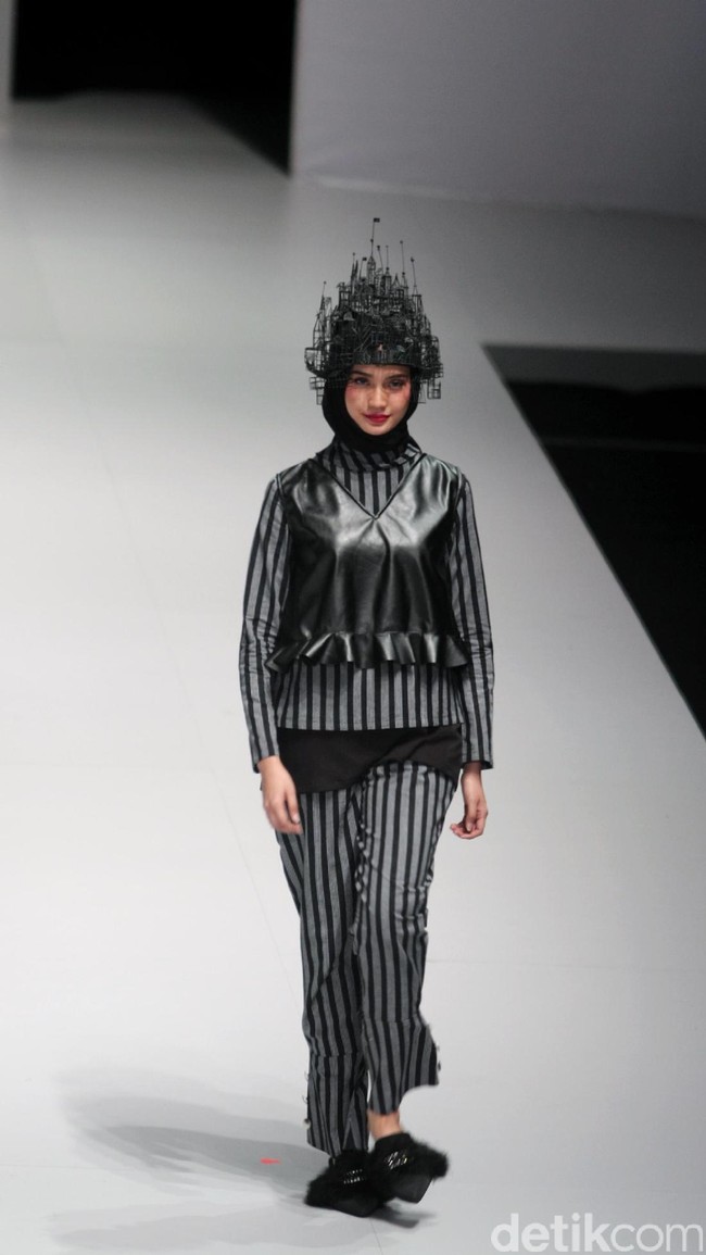 Busana Terbaru Zaskia Sungkar yang mengusung tema Kilau Indonesia Fashion Week 2017 di Jakarta Convention Center. Senayan. Jakarta. [Foto: Mohammad Abduh/Wolipop]