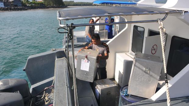 Logistik dikirim lewat Polisi Perairan.