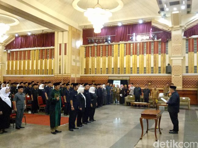Gubernur Aher Kukuhkan 687 Kepala Sekolah SMA dan SMK se-Jabar