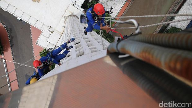 Para Pecinta Alam Sedang Membersihkan menara Masjid Istiqlal (Ari Saputra/detikTravel)