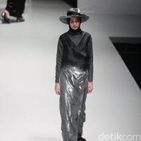 Busana Terbaru Zaskia Sungkar yang mengusung tema Kilau Indonesia Fashion Week 2017 di Jakarta Convention Center. Senayan. Jakarta. [Foto: Mohammad Abduh/Wolipop]