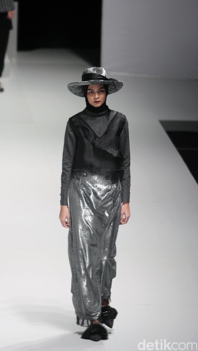 Busana Terbaru Zaskia Sungkar yang mengusung tema Kilau Indonesia Fashion Week 2017 di Jakarta Convention Center. Senayan. Jakarta. [Foto: Mohammad Abduh/Wolipop]
