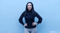 Senyum manis Aura Kasih membuat para pria klepek-klepek. Pool/Noel/detikFoto.