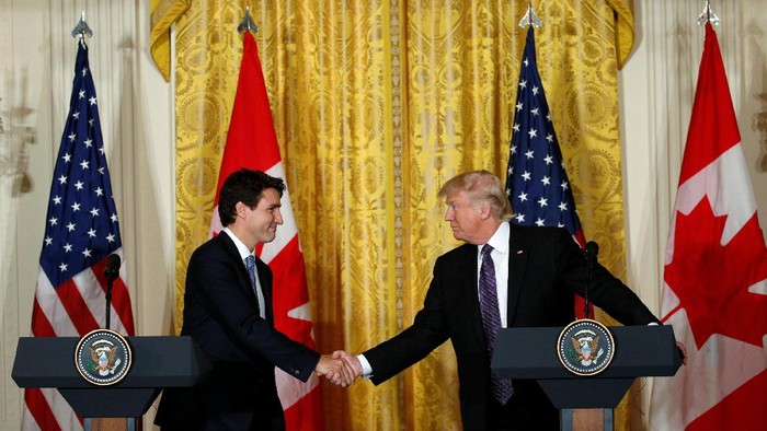 Canadian Prime Minister Justin Trudeau (L) and U.S. President Donald Trump shake hands during a joint news conference at the White House in Washington, U.S., February 13, 2017. REUTERS/Kevin Lamarque
