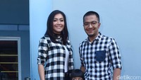 Ihsan Tarore, Denada dan putrinya tampil dengan kemeja kotak-kotak hitam putih dan jeans. Pool/Noel/detikFoto.