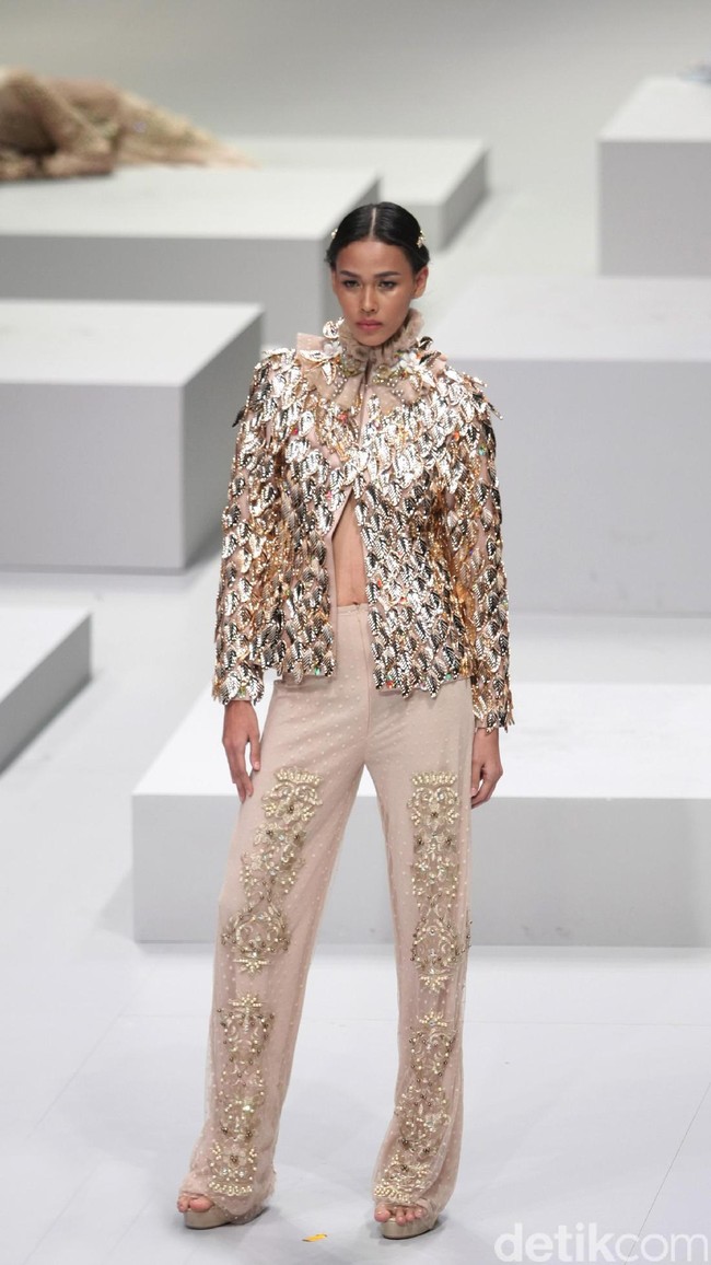 koleksi busana Malik Moestaram mengangkat tema Flow de La Vida Indonesia Fashion Week 2017. di Jakarta Convention Center. Senayan. Jakarta. [Foto: Mohammad Abduh/Wolipop]