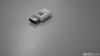 Samsung juga menyediakan konverter untuk kabel USB standar sehingga bisa digunakan untuk mengisi ulang Galaxy A7 (2017). Foto: detikINET - Anggoro Suryo Jati