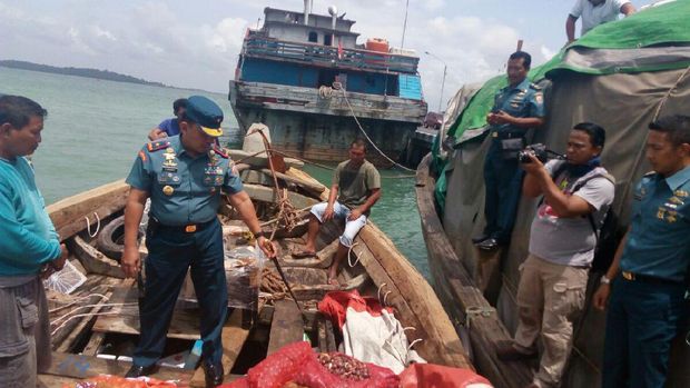 TNI AL Tangkap Kapal Bawa Bawang Merah dari Malaysia