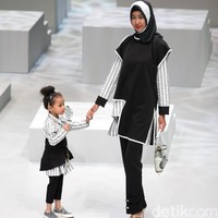 Busana Terbaru Zaskia Sungkar yang mengusung tema Kilau Indonesia Fashion Week 2017 di Jakarta Convention Center. Senayan. Jakarta. [Foto: Mohammad Abduh/Wolipop]