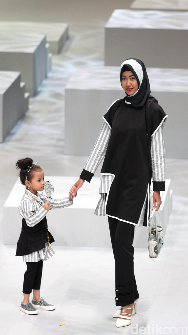 Busana Terbaru Zaskia Sungkar yang mengusung tema Kilau Indonesia Fashion Week 2017 di Jakarta Convention Center. Senayan. Jakarta. [Foto: Mohammad Abduh/Wolipop]