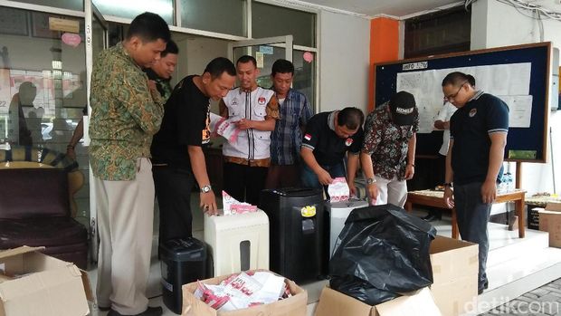  KPU Kota Tangerang memusnahkan 31.216 surat suara rusak, Selasa (14/2/2017)