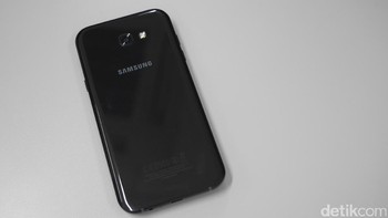 Beralih ke ponselnya. Mengusung warna hitam, bagian casing belakang Galaxy A7 (2017) ini terbuat dari kaca. Terlihat ada kamera 16 megapixel yang dibekali lampu flash. Foto: detikINET - Anggoro Suryo Jati