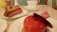 Cake dengan bentuk hati yang cantik, Anda bisa memilih Raspberry dan Vanilla. Vanilla jaconde dengan sedikit layer dari green apple compout, vanilla brulee cocok beriring dengan raspberry mousse dan disiram dengan raspberry glaze.
