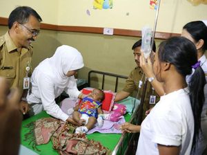 Mensos Khofifah Tengok Bayi Korban Selamat Longsor di Bangli, Bali