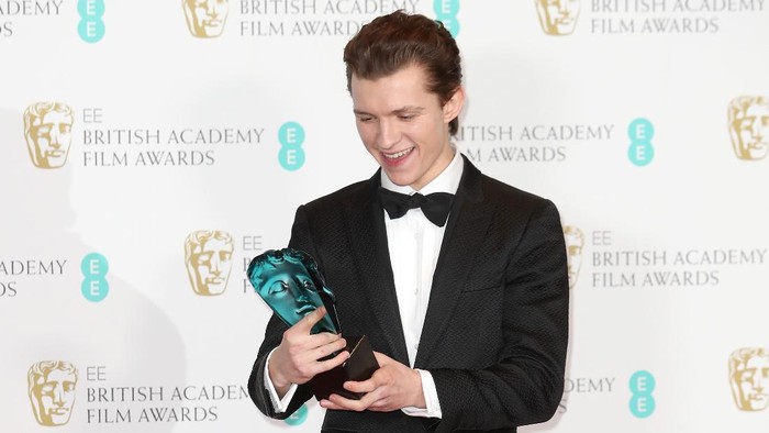 LONDON, ENGLAND - FEBRUARY 12:  EE Rising Star winner actor Tom Holland poses with his award in the winners room during the 70th EE British Academy Film Awards (BAFTA) at Royal Albert Hall on February 12, 2017 in London, England.  (Photo by Chris Jackson/Getty Images)