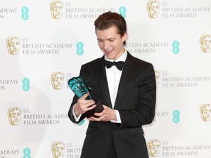 Krisis Stok Makanan karena Pandemi Corona, Tom Holland Pelihara Ayam Betina
