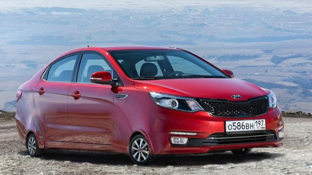 Kocak, Begini Jadinya Kalau Mobil Pakai Ban Kecil