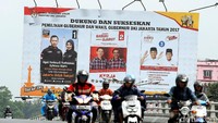 Ini penampakan reklame besar Pilkada DKI Jakarta 2017 yang nampang di Jalan Raya Bogor, Pasar Rebo, Jakarta, Selasa (14/2/2017).