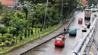 PKL maupun pedagang asongan yang sebelumnya menempati trotoar maupun berkeliaran bebas di sekitar lokasi kini tidak terlihat lagi.